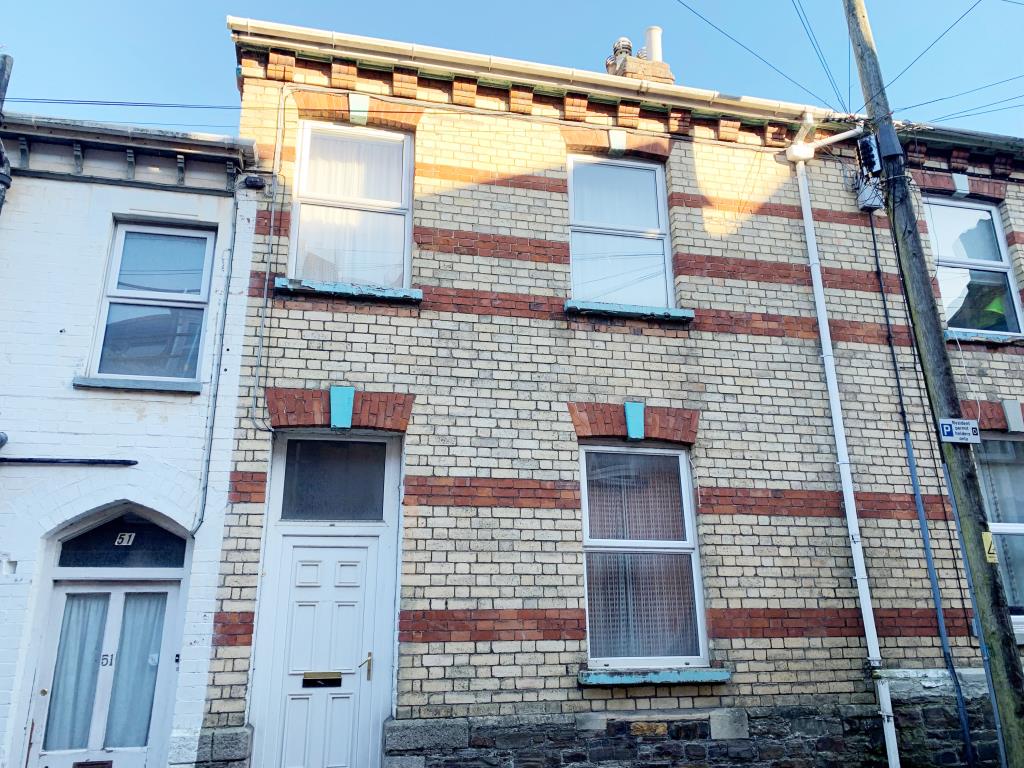 Lot: 40 - TERRACED PROPERTY FOR IMPROVEMENT - External photo of front elevation